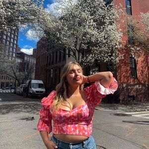 Amands Uprichardd puff sleeve crop top